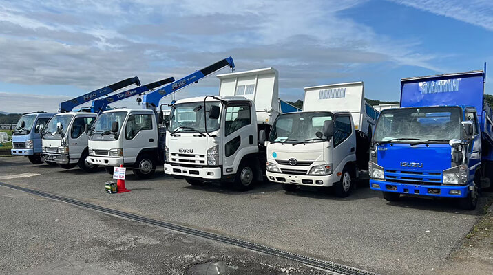 トラックが並んでいる画像