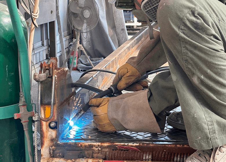 架装サービスで溶接をしている様子