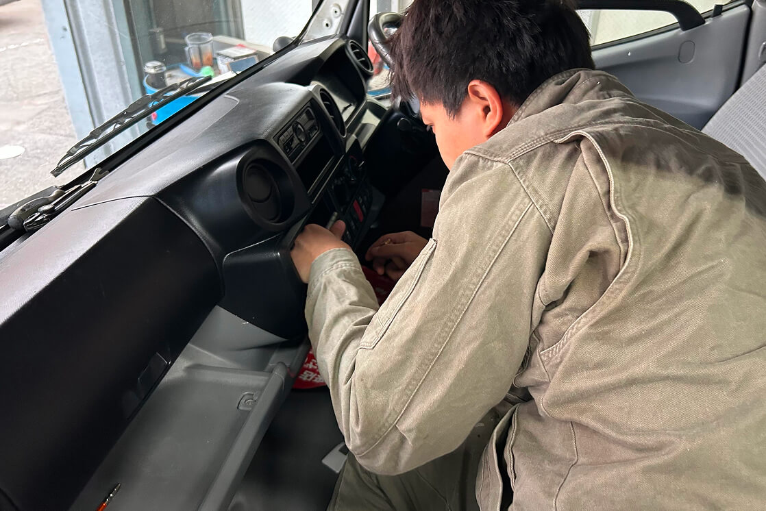 スタッフがダッシュボードで作業を行う様子