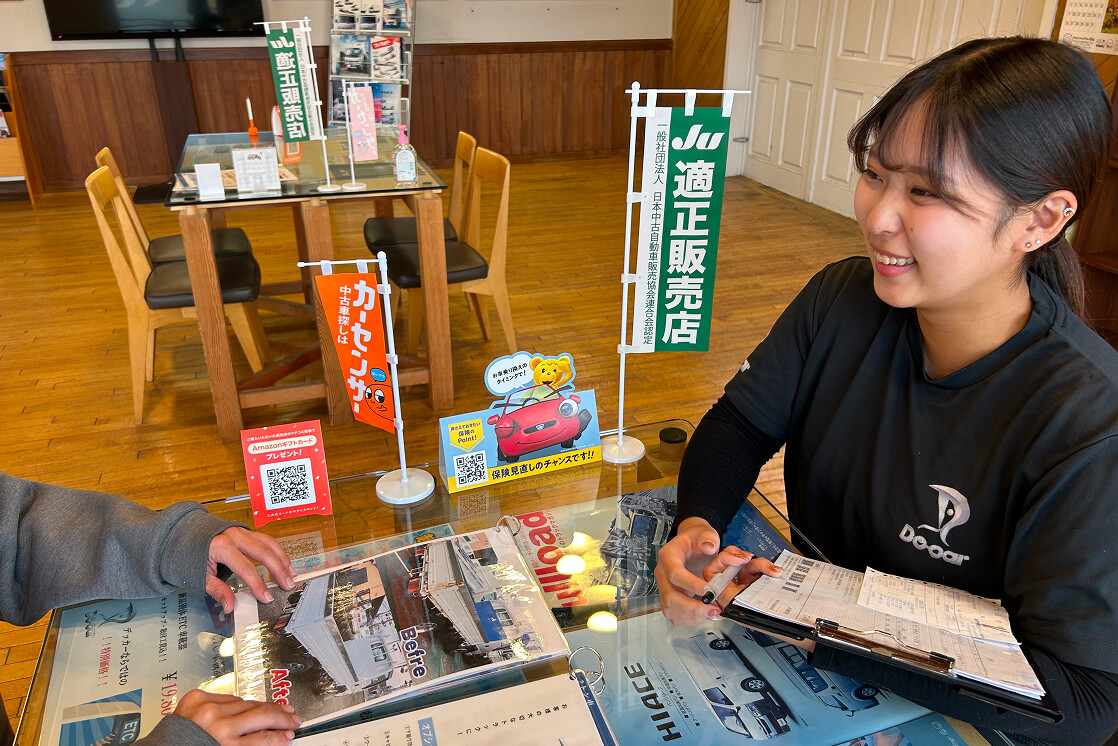 スタッフがお客様に店舗にてご説明を行う様子