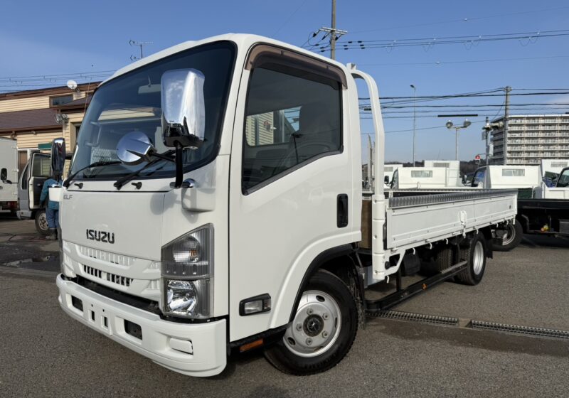 在庫車両　平成30年式　いすゞ/エルフ　積載2トン　ワイドロング　全低床/150馬力　3ペダル/5速MT　乗車定員：3名　4JJ1エンジン　床板アピトン/アオリ上アルミ縞板カバー/メッキミラー/坂道発進補助装置/ETC/1ナンバー　荷寸424-208-38　地上高：88cm　全タイヤサイズ：205/75R16(スペアタイヤ有)　★お問合せ番号：3801★