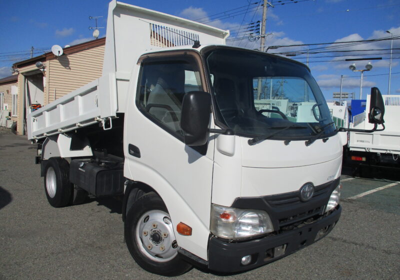 平成26年式　トヨタ/ダイナ　積載3トン　強化ダンプ/極東製　形式：DD02-31　高床/5速MT　荷寸305-158-37　4ナンバー　地上高97cm　タイヤサイズ：195/85R16　★お問い合わせ番号：2385★
