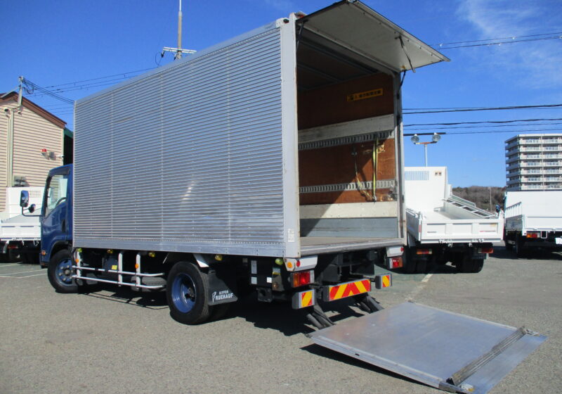 平成25年式　いすゞ/エルフ　積載3.5トン 日本フルハーフ製/アルミバン　ワイドロング　跳ね上げパワーゲート 昇降1000kg/リモコンあり　PG面：縦130ｃｍ（158ｃｍ）-横196ｃｍ　 高床 6速MT　荷寸443-208-217　・ETC・左電格ミラー・バックカメラ・床板ステン・ランシングレール2段・坂道発進補助装置　全タイヤサイズ：205/80R17.5　地上高：101.5ｃｍ　★お問い合わせ番号：1406★