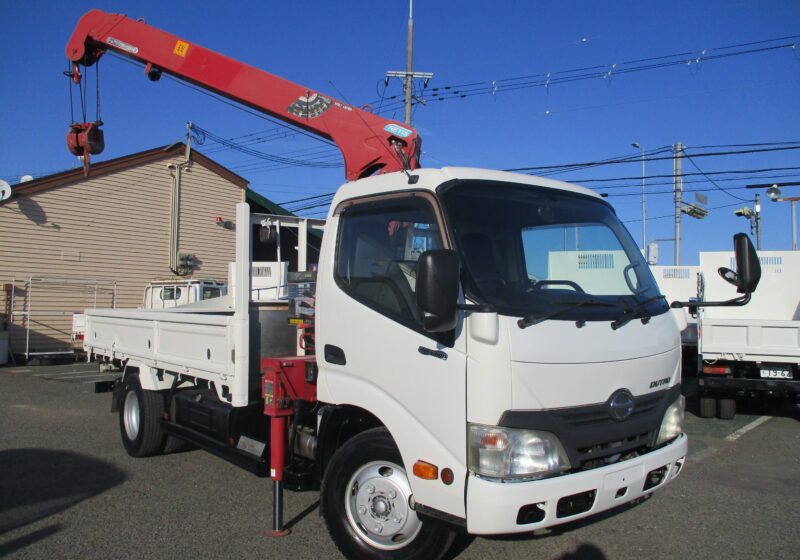平成25年式　日野　デュトロ　積載2トン　タダノ製　3段クレーン　標準ロング　高床　5速MT　荷寸365-179-38　ラジコン・フックイン・ロープ穴左右2箇所ずつ・アオリ開閉補助装置・床板アピトン・136馬力・左電格ミラー　荷寸365-179-38　地上高：94㎝★お問い合わせ番号：3451★