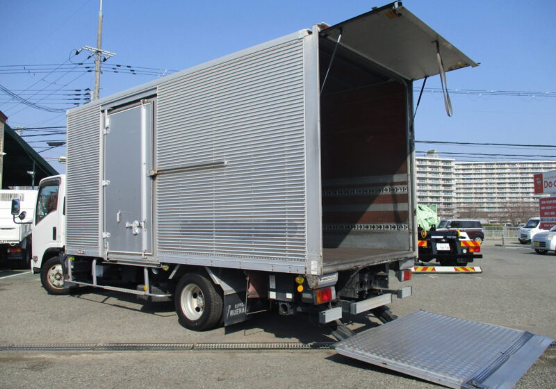 平成20年式　いすゞ　エルフ　積載2トン　背高　ワイド超ロング　アルミバン　跳ね上げ式パワーゲート　6速MT　最大昇降1000kg　荷寸496-206-226　サイドドア　リモコン　床アピトン　ラッシングレール2段　PG面：横196－縦120(150)　バックカメラ　左電格ミラー　★お問い合わせ番号：9370★