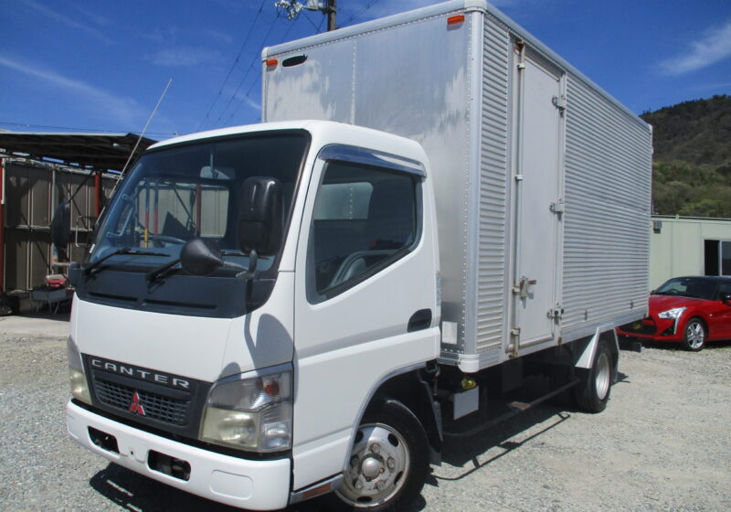 平成18年式　三菱/キャンター　積載2トン　標準ロング/アルミバン　全低床/5速MT　125馬力　サイドドア/ラッシングレール1段/リア観音扉/レベライザー　荷寸：439ｃｍ-179ｃｍ（間口：175cm）-213ｃｍ（間口：210ｃｍ）