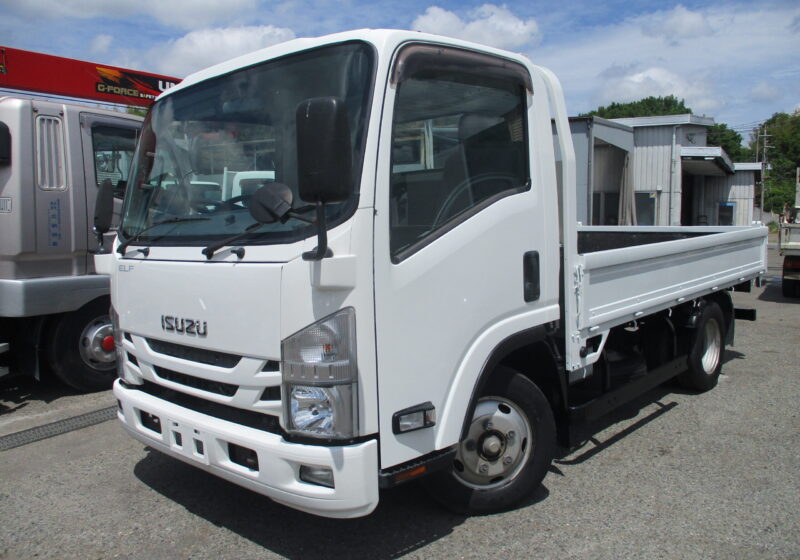 平成29年式 いすゞ エルフ 積載2トン ワイドロング 全低床 6速MT 荷寸350/189/36 床フック左右4箇所対 ETC 左電格ミラー 床板鉄板 鳥居鉄板 坂道発進補助装置 キーレス 鳥居フック アイドリングストップ 運転席側オーバーヘッドコンソール★お問い合わせ番号：9109★