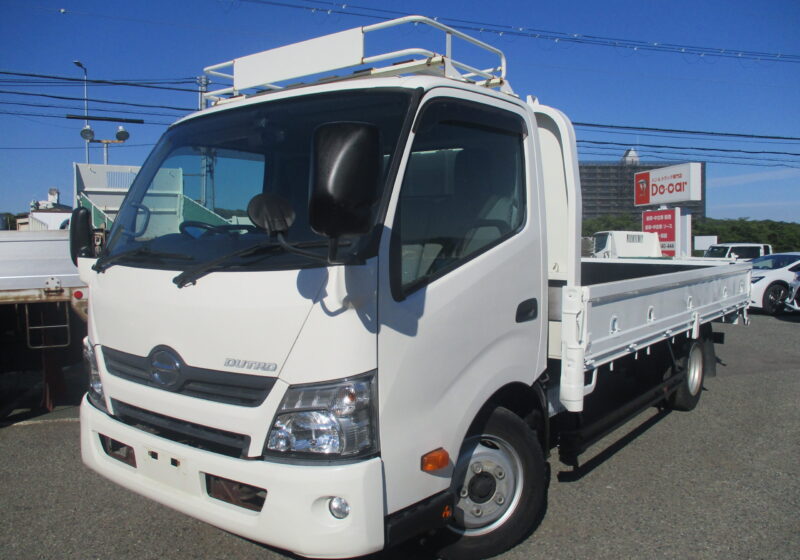 平成28年式　日野/デュトロ　積載1.9トン　ワイドロング/平ボディ　全低床/5速MT　床鉄板/ロープ穴左右５箇所ずつ/床フック左右5箇所ずつ/鳥居鉄板/坂道発進補助装置/左電格ミラー/ETC　荷台塗装/荷寸434-208-38　★お問い合わせ番号：2947★