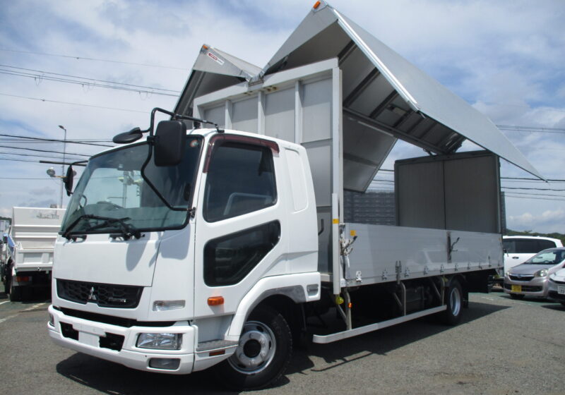 平成27年式　三菱　ファイター　積載3.05トン　アルミウイング　6速MT　荷寸623-240-240　ベッド　バックカメラ　ETC　引き出し式床フック左右5ヵ所ずつ　国産エンジン　パブコ製　ラッシングレール左右2段ずつ　左電格ミラー　ABS　坂道発進補助装置　リア観音扉　220馬力　地上高105cm　★お問い合わせ番号：6105★