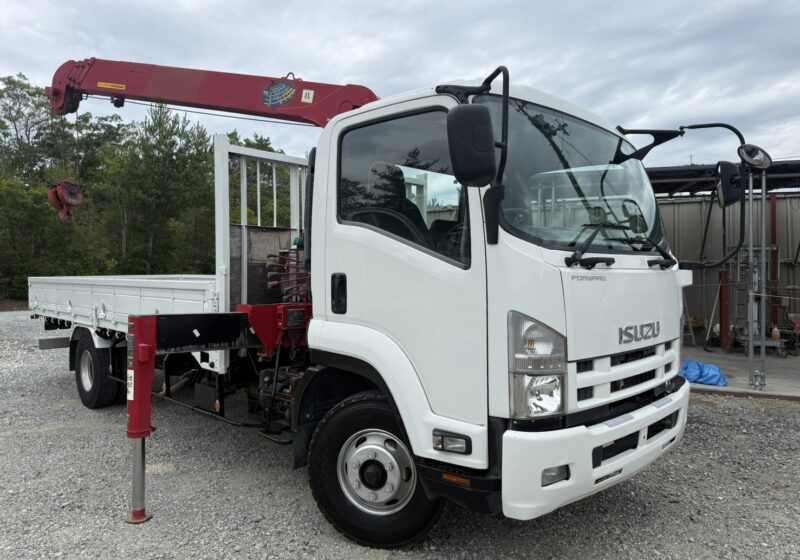 平成24年式　いすゞ/フォワード　積載2.6トン　古河ユニック製/2.93トン吊り　４段クレーン　6速MT　フックイン/ロープ穴左右4カ所ずつ/ETC/左電格ミラー/坂道発進補助装置　★縦ネタ/横ネタ潰れなし!横ネタは鉄ネタです!　荷寸：540-214-41（ｃｍ）　★お問い合わせ番号：0870★