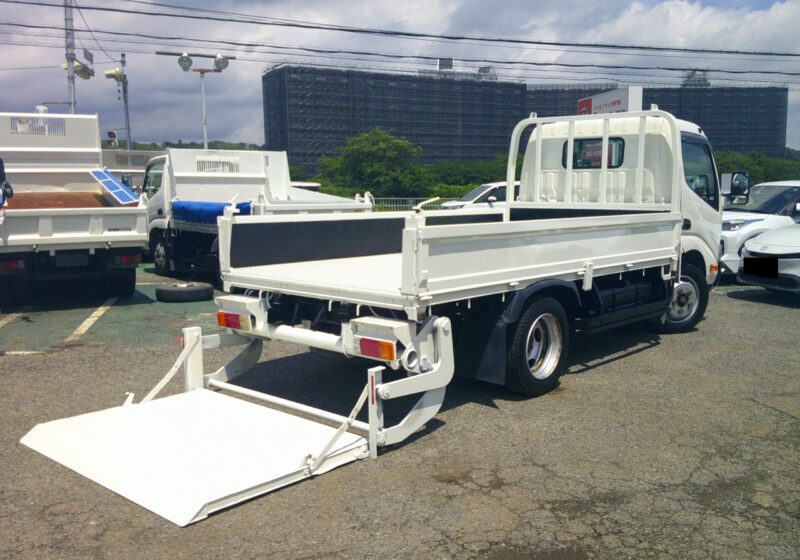 平成29年式　トヨタ　ダイナ　積載3トン　セミロング　アーム式PG　全低床　6速AT　最大昇降800kg　極東製　荷寸355-177-37　PG面:縦110(123)-横168　リモコン　床縞鉄板　ETC　ABS　坂道発進補助装置　アイドリングストップ　ロープフック　地上高88cm　★お問い合わせ番号：3802★