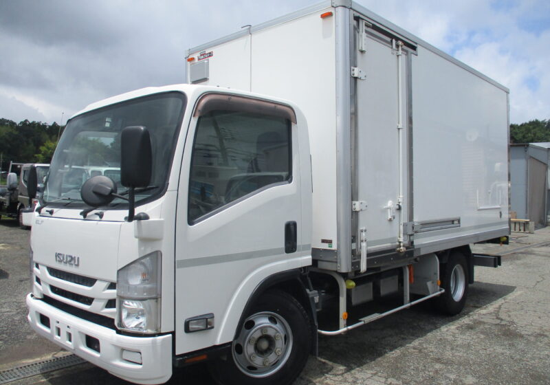 平成31年式　いすゞ　エルフ　積載3.75トン　増トン　ワイドロング　パネルバン　高床　6速MT　荷寸447-207-208　日本フルハーフ製　サイドドア　バックカメラ　リア3枚扉　左電格ミラー　AEBSカメラ(衝突被害軽減制動制御装置)　LDWS(車線逸脱警報)　地上高103cm　★お問い合わせ番号：1983★