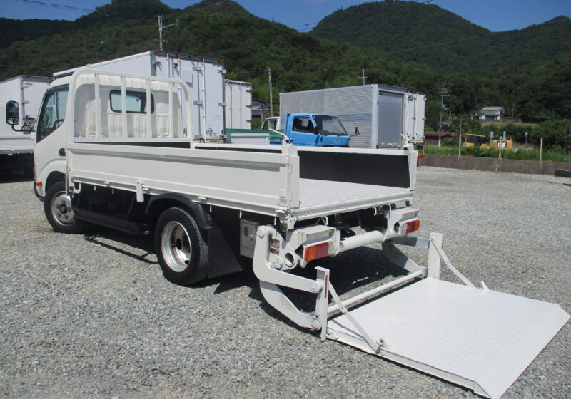 平成29年式　トヨタ　ダイナ　積載3トン　セミロング　アーム式PG　全低床　6速AT　最大昇降800kg　極東製　荷寸355-177-37　PG面:縦110(123)-横168　リモコン　床縞鉄板　ETC　ABS　坂道発進補助装置　アイドリングストップ　ロープフック　地上高88cm　★お問い合わせ番号：3802★