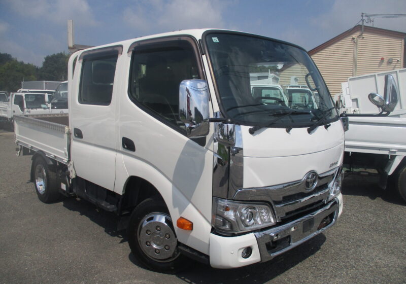 令和3年式 トヨタ ダイナ 積載1.5トン Wキャブ 全低床 5速MT 荷寸208/160.5/37.5 乗車定員6人 ETC 鳥居/アオリ上アルミ縞板 床板新品張替 リアパワーウィンドウ リアヒーター ドラレコ 両電格ミラー メッキパーツ メッキホイール 角出し ミラーヒーター オートライト 車線逸脱警報装置 横滑り防止装置 PCS★お問い合わせ番号：1615★