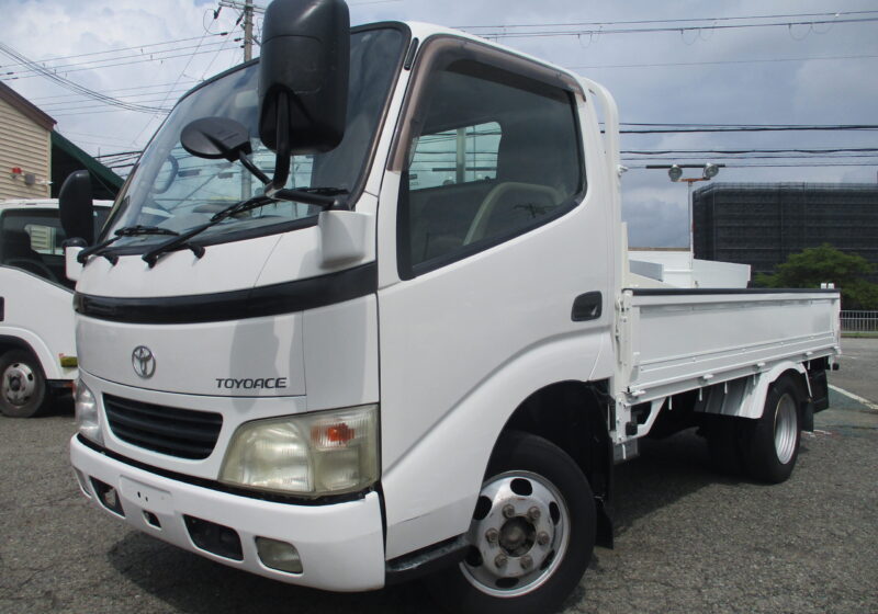 平成17年式 トヨタ トヨエース 積載1.4トン 標準 平ボディ 全低床 5速MT 荷寸309/159/36 両電格ミラー 鳥居鉄板 ミラーヒーター アイドルアップ 工具箱　★お問い合わせ番号：4250★