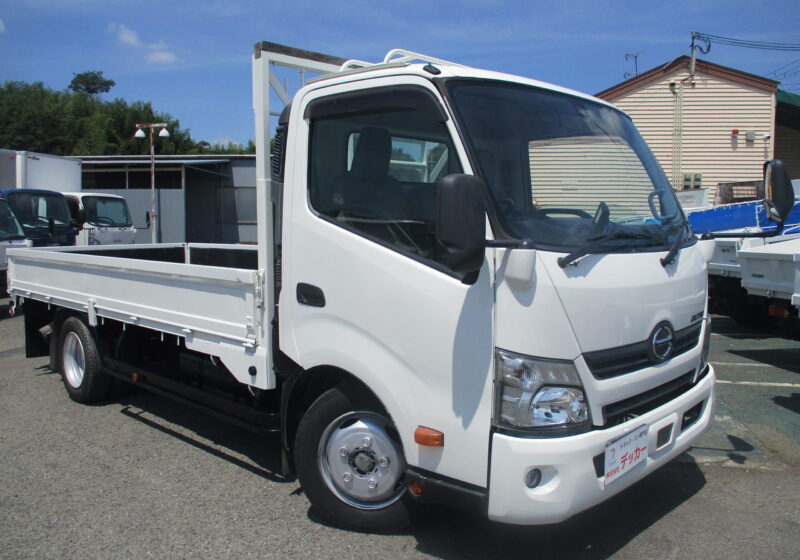 平成30年式　日野 デュトロ　積載2トン ワイドロング　全低床 6速MT　荷寸434/185/37　鉄ネタ！ラクラク君(アオリ開閉補助装置) 床縞鉄板 鳥居縞鉄板 床フック多数 ETC 左電格ミラー バックカメラ 坂道発進補助装置 車線逸脱防止 横滑り防止装置 PCS 鳥居下フック　★お問い合わせ番号：5662★