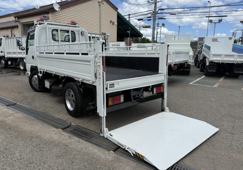 平成29年式　いすゞ/エルフ　積載３トン　標準/新明和製/垂直パワーゲート(リモコンなし)　昇降：600ｋｇ/ＰＧ面：縦158-横80(105.5）ｃｍ　全低床/6速ＭＴ　床縞鉄板/欄干/メッキホイール/左電格ミラー/ＥＴＣ/坂道発進補助装置/ナビ(テレビ見れます)　荷台塗装　荷寸：289-160.5-38ｃｍ　★お問い合わせ番号：1817★