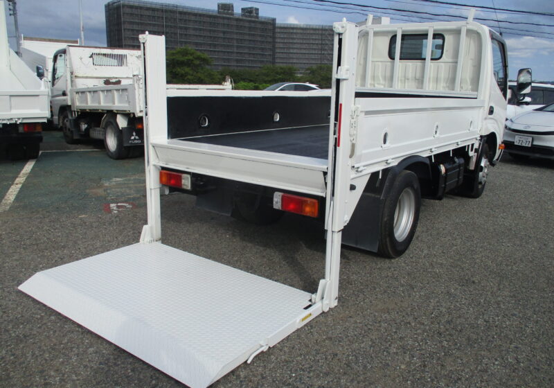 平成25年式　トヨタ/ダイナ　積載2トン　標準/垂直パワーゲート/新明和製　昇降800kg/PG面：縦87(101)-横158(cm)　全低床/5速MT　床板アピトン/ETC/鳥居フック　荷寸306-159-37　★お問い合わせ番号：6490★