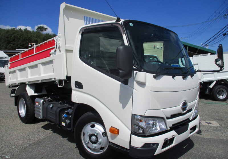 令和8年式（新古車！）日野 デュトロ 積載2.95トン　ダンプ 極東製　全低床 6速MT　コボレーン ピン加工2箇所 バックカメラ 左電格ミラー PCS 車線逸脱防止システム 横滑り防止装置 クリアランスソナーシステム　★お問い合わせ番号：1392★☆車検令和10年1月6日迄有り☆